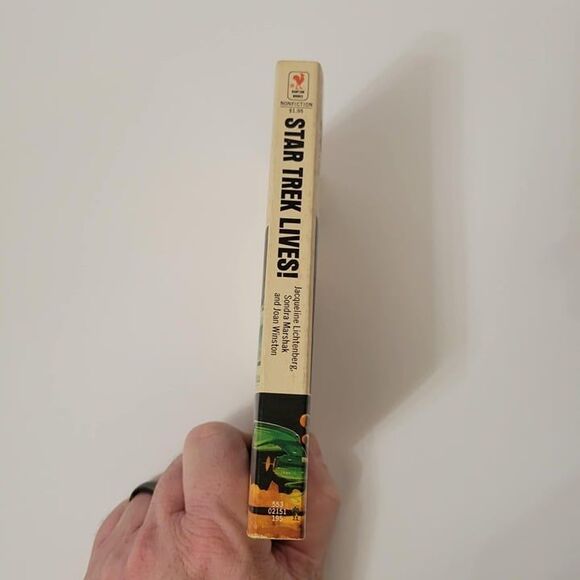 Star Trek Lives Personal Notes & Anecdotes by Jacqueline Lichtenberg (1975) - Picture 5 of 5